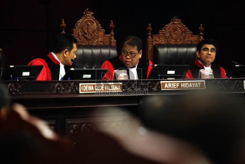 Ketua MK Arief Hidayat (tengah) bersama Hakim Konstitusi I Dewa Gede Palguna dan Manahan M.P Sitompul (kanan) memimpin sidang panel I perkara perselisihan hasil pemilihan (PHP) kepala daerah 2015 di Gedung Mahkamah Konstitusi (MK), Jakarta, Kamis (7/1)