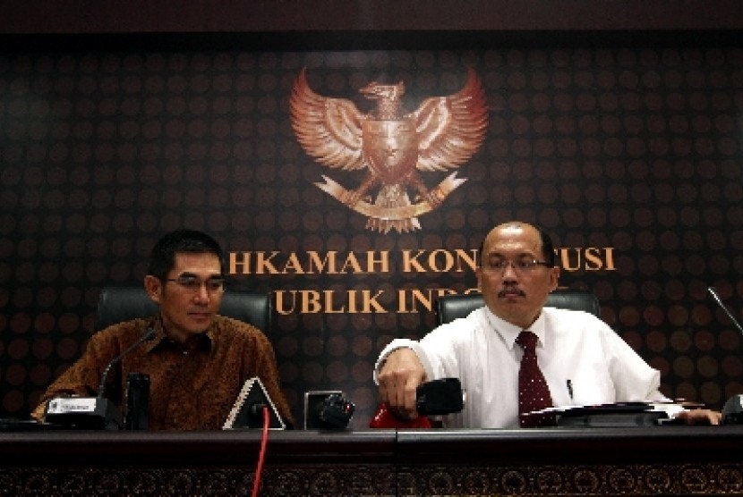  Ketua MK Hamdan Zoelva (kiri) bersama Sekjen MK Janedri M Gaffar memberikan keterangan kepada wartawan di gedung MK, Jakarta, Kamis (3/10).