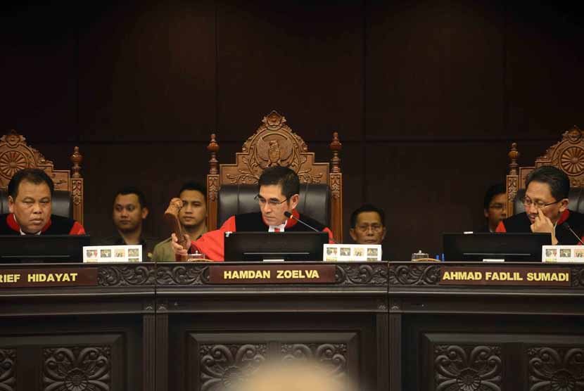 Ketua MK Hamdan Zoelva membacakan hasil putusan sidang sengketa Pilpres di Gedung Mahkamah Konstitusi (MK), Jakarta, Kamis (21/8).