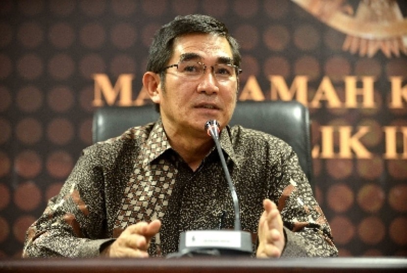 Ketua MK Hamdan Zoelva memberikan keterangan kepada wartawan di gedung MK, Jakarta, Jumat (16/5). 
