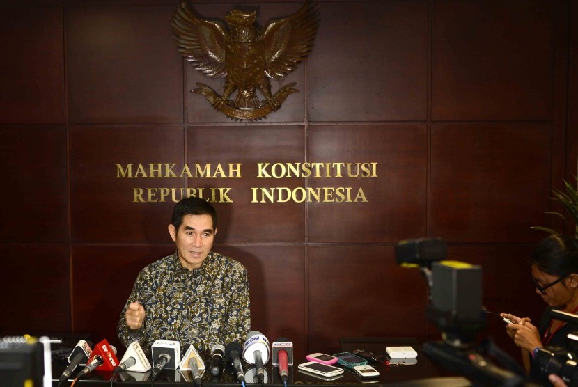 Ketua MK, Hamdan Zoelva memberikan keterangan kepada wartawan terkait pendaftaran sengketa pilpres di Gedung MK, Jakarta, Rabu (23/7)