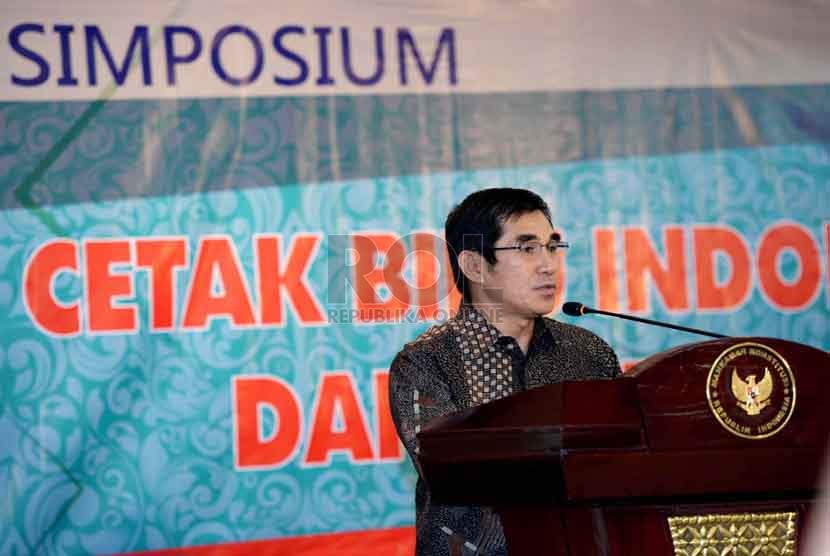 Ketua MK Hamdan Zoelva memberikan keynote speaker saat simposium yang diadakan oleh KAHMI di Jakarta, Selasa (16/9). ( Republika/ Wihdan)