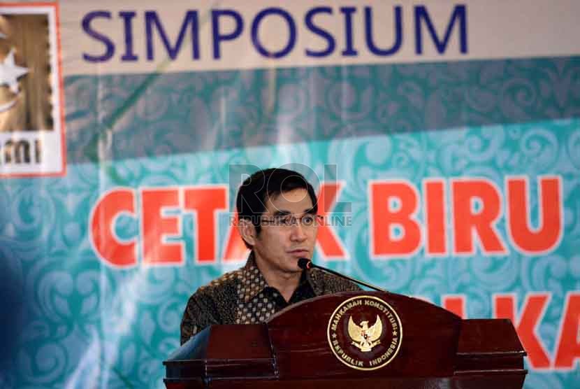 Ketua MK Hamdan Zoelva memberikan keynote speaker saat simposium yang diadakan oleh KAHMI di Jakarta, Selasa (16/9). ( Republika/ Wihdan)
