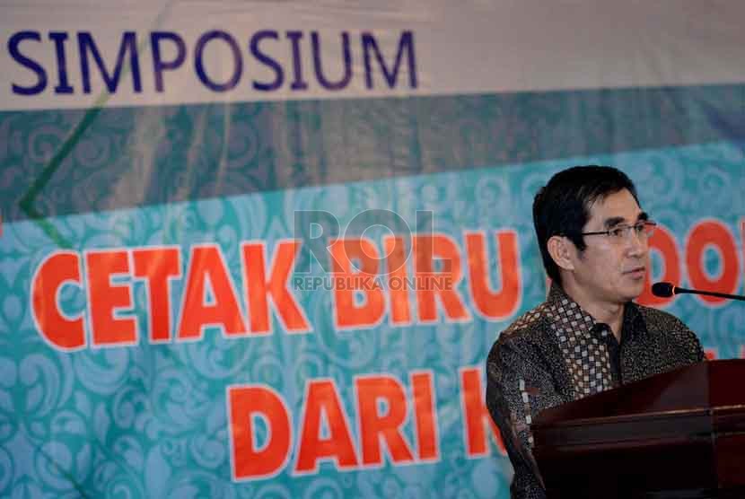 Ketua MK Hamdan Zoelva memberikan keynote speaker saat simposium yang diadakan oleh KAHMI di Jakarta, Selasa (16/9). ( Republika/ Wihdan)