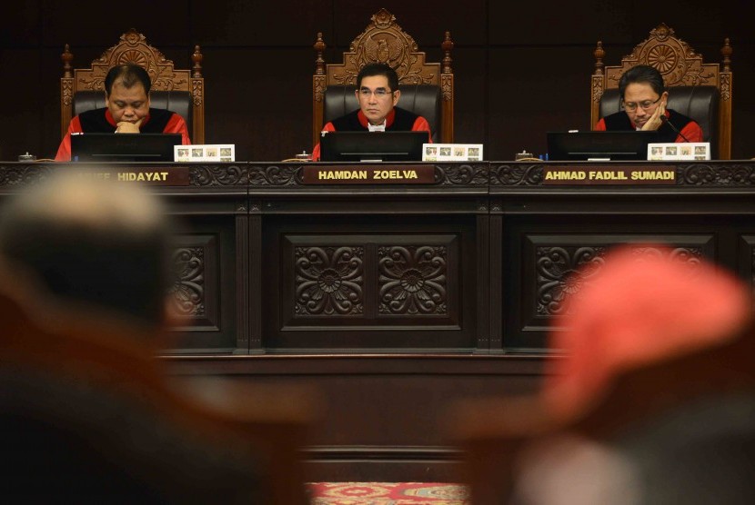 Ketua MK Hamdan Zoelva memimpin sidang pembacaan putusan Perselisihan Hasil Pemilihan Umum 2014 yang diajukan pasangan calon presiden Prabowo Subianto-Hatta Rajasa di Gedung Mahkamah Konstitusi, Kamis (21/8). majelis hakim MK membacakan sekitar 300 lembar 