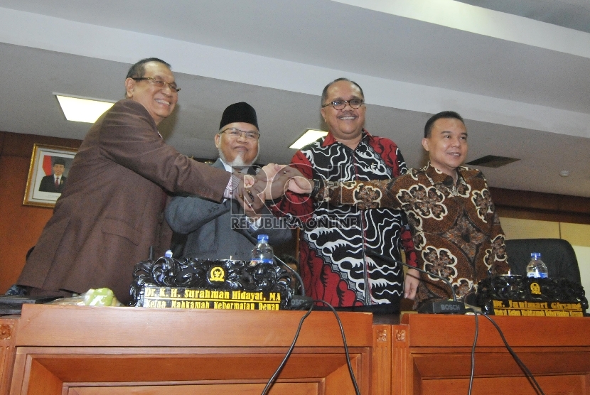  Ketua MKD Surahman Hidayat (kedua kiri) berfoto bersama Wakil Ketua MKD Sufmi Dasco Ahmad (kanan), Junimart Girsang (kanan), dan pimpinan baru MKD Kahar Muzakir ( kiri)menggantikan Wakil Ketua MKD Hardisoesilo usai pelantikannya di Kompleks Parlemen Senay