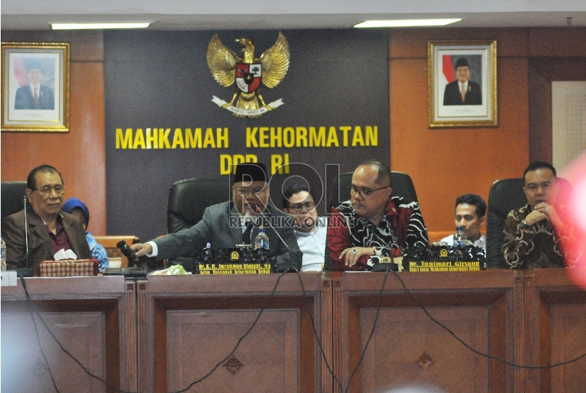 Ketua MKD Surahman Hidayat (kedua kiri), bersama Wakil Ketua MKD Sufmi Dasco Ahmad (kanan) dan Junimart Girsang (kanan), usai pengesahan pimpinan baru MKD Kahar Muzakir (kiri) menggantikan Wakil Ketua MKD Hardisoesilo di Kompleks Parlemen Senayan, Jakarta,