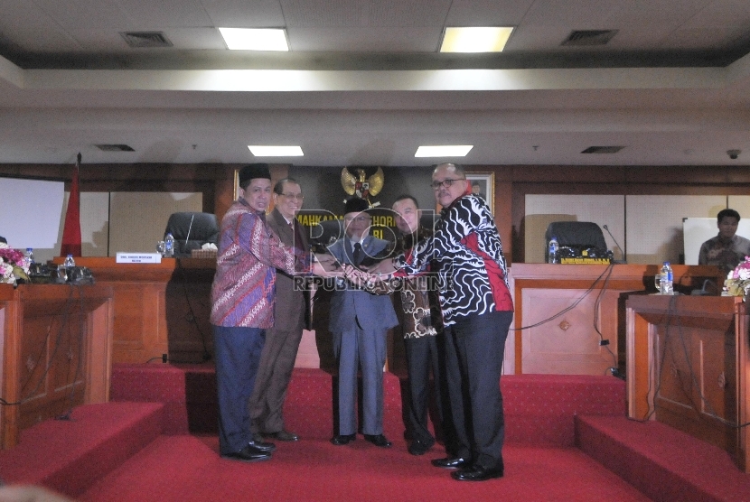 Ketua MKD Surahman Hidayat (tengah), bersama Wakil Ketua DPR Fahri Hamzah (kiri), Wakil Ketua MKD Sufmi Dasco Ahmad (kedua kanan) dan Junimart Girsang (kanan), saat pengesahan pimpinan baru MKD Kahar Muzakir (kedu kiri) ditunjuk menggantikan Wakil Ketua MK