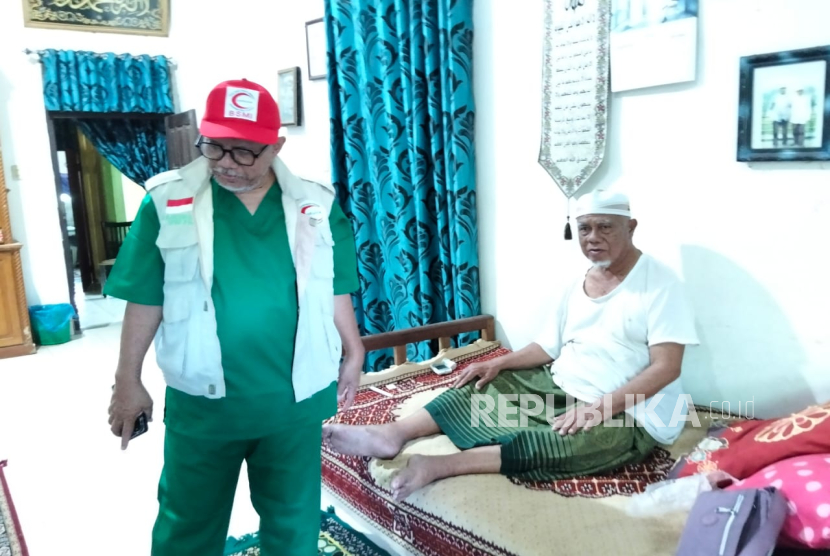 Ketua MPA BSMI Prof dr Basuki Supartono SpOT (Kiri) usai melakukan pelayanan kesehatan di salah satu rumah warga di Pidie Jaya, Aceh, Kamis (4/12/2025).