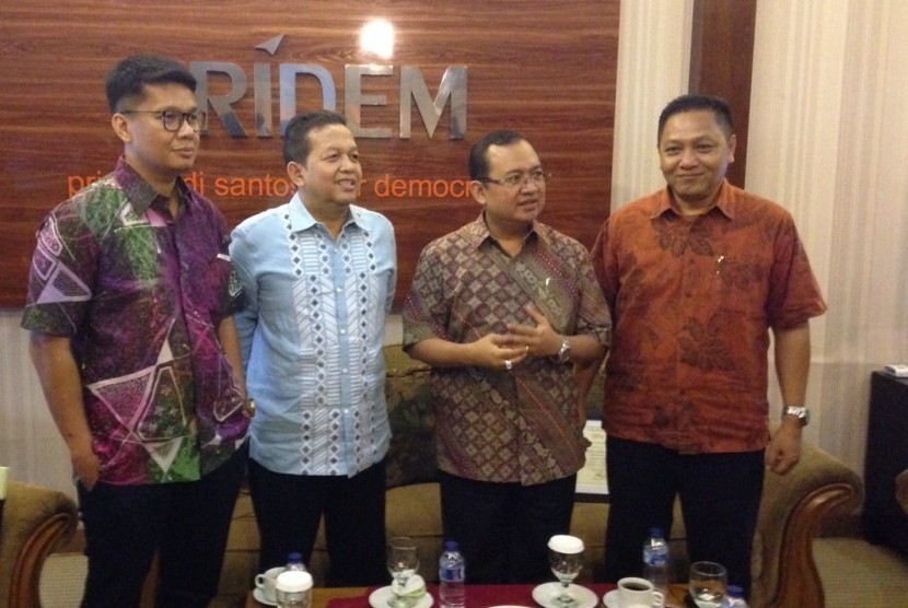 Ketua MPP PAN Soetrisno Bachir (dua kiri), pendiri PRIDEM Priyo Budi Santoso (kedua kanan), Adhie Massardi, pakar hukum tata negara (kiri), saat diskusi di PRIDEM Center, Jakarta Selatan, Rabu (9/6)