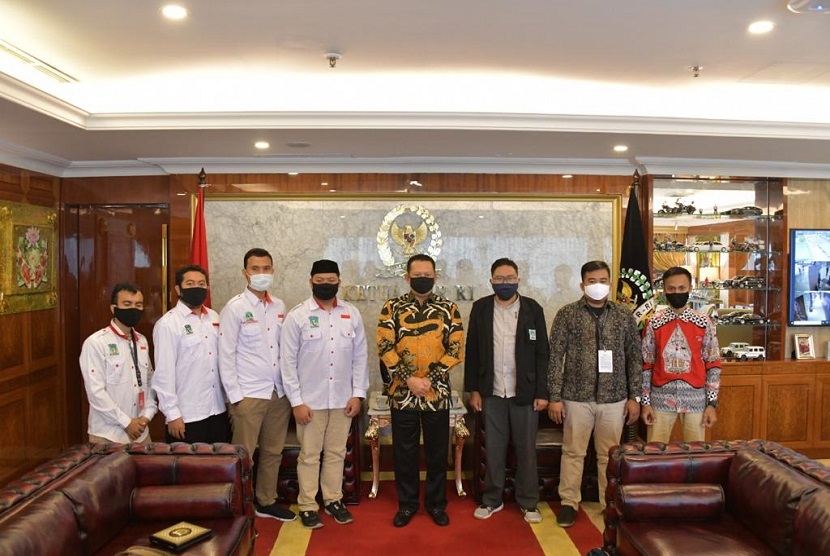 ketua MPR Bambang Soesatyo atau Bamsoet saat menerima pengurus Kesatuan Aksi Mahasiswa Muslim Indonesia (KAMMI) periode 2019-2021, di Ruang Kerja Ketua MPR RI, Jakarta, Rabu (19/8).