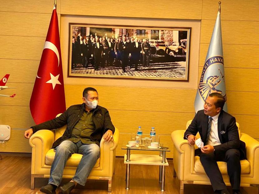 Ketua MPR Bambang Soesatyo (Bamsoet) saat bertemu Duta Besar Republik Indonesia untuk Turki Lalu Muhammad Iqbal di Ankara, Turki, Senin (2/11).