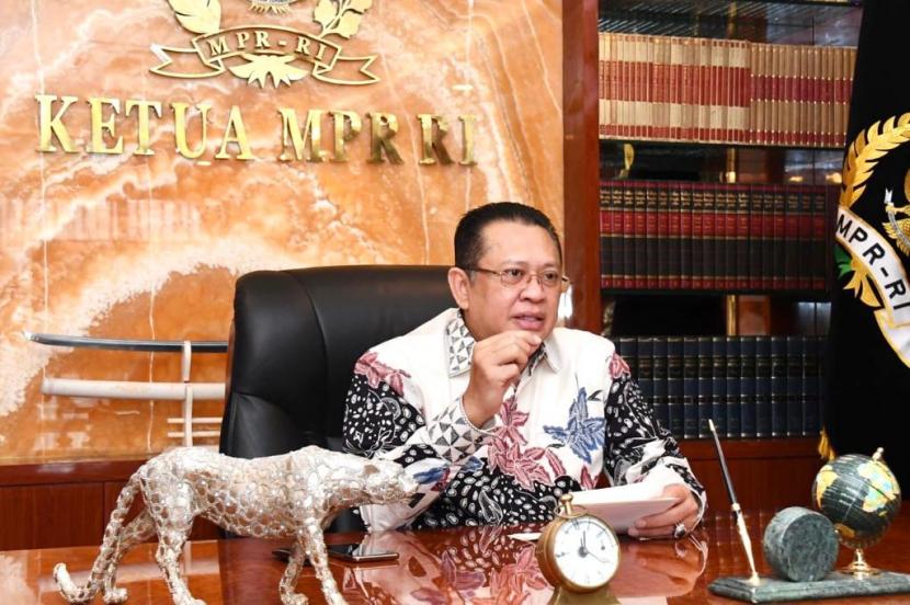 Ketua MPR Bambang Soesatyo (Bamsoet) saat Sosialisasi Empat Pilar MPR RI, bersama Lembaga Edukasi untuk Peternakan dan Pertanian Indonesia (LEUPPI) dan SMK Pembangunan Pertanian, secara virtual dari Ruang Kerja Ketua MPR RI, Jakarta, Rabu (21/10).