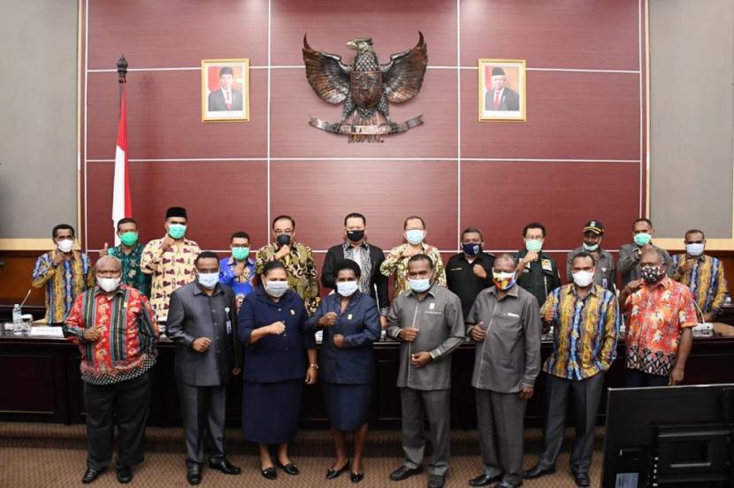 Ketua MPR Bambang Soesatyo (Bamsoet) usai menerima Majelis Rakyat Papua Barat (MRPB), di MPR RI, Jakarta, Senin (19/10).