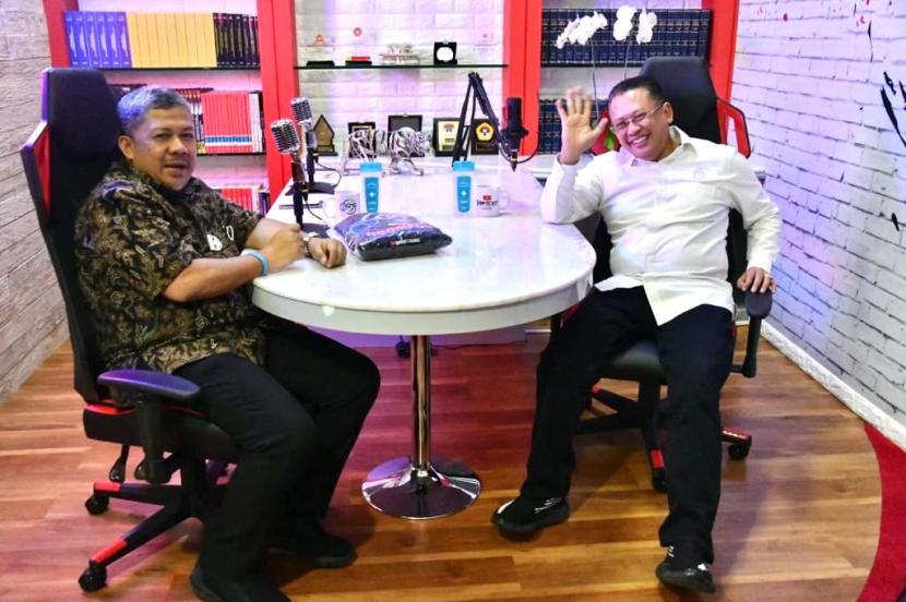 Ketua MPR Bambang Soesatyo (Bamsoet) usai ngobrol dengan Fahri Hamzah, di studio Podcast Ngompol di Jakarta, Rabu (14/10). Wawancara lengkapnya dapat disaksikan di Kanal YouTube Bamsoet Channel.