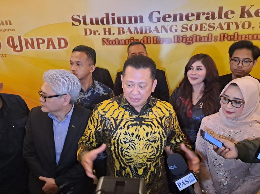 Ketua MPR Bambang Soesatyo (Bamsoet) wartawan usai acara Malam Pengukuhan Ikatan Keluarga Alumni Notariat Universitas Padjadjaran (IKANO UNPAD) Masa Bakti 2023-2027, Selasa malam (26/9/2023).