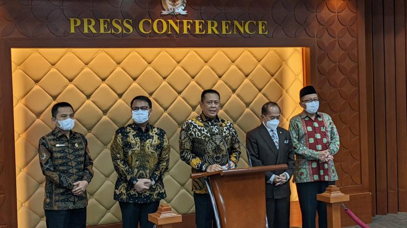 Ketua MPR Bambang Soesatyo bersama pimpinan MPR lainnya menyampaikan poin-poin yang akan disampaikan dalam sidang bersama MPR, DPR, dan DPD di Gedung Nusantara IV, Kompleks Parlemen, Jakarta, Senin (15/8).