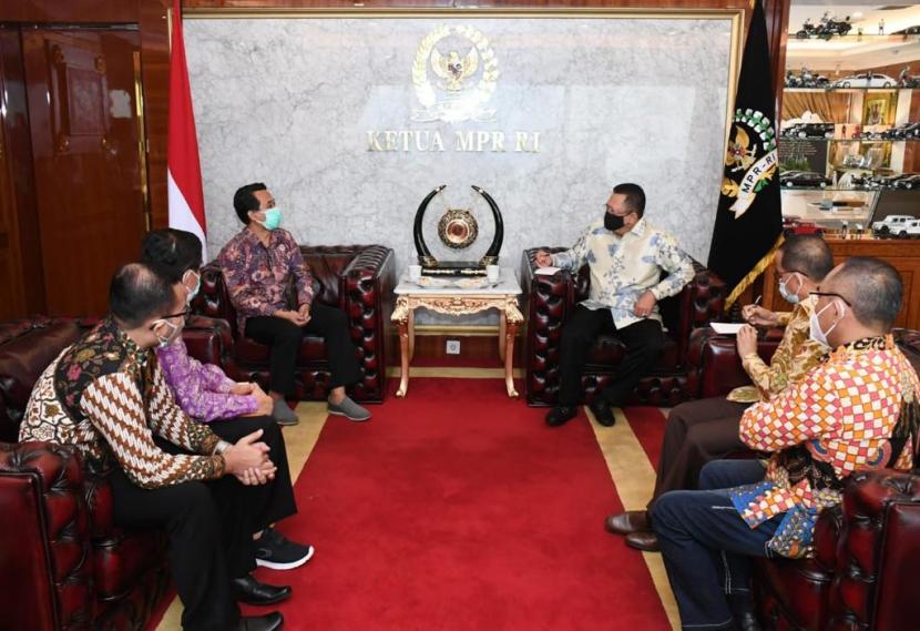 Ketua MPR Bambang Soesatyo bertemu pengurus Ikatan Dokter Indonesia (IDI), di Ruang Kerja Ketua MPR RI, Jakarta, Jumat (11/9).