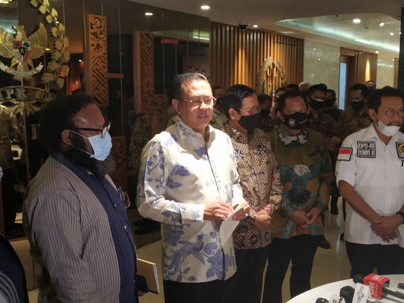 Ketua MPR Bambang Soesatyo, dan Menko Polhukam Mahfud MD didampinggi Mendagri Tito Karnavian menggelar konferensi pers usai menggelar pertemuan tertutup di Kompleks Parlemen Senayan, Jumat (11/9).