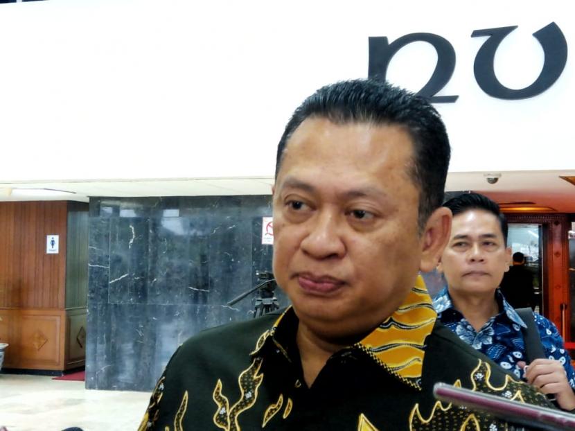 Ketua MPR Bambang Soesatyo menilai langkah pemerintah untuk tak mengeluarkan kebijakan lockwodn sudah tepat, agar tak membuat panik masyarakat.