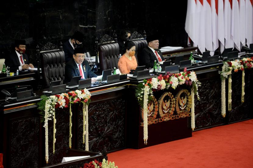 Ketua MPR Bambang Soesatyo didampingi Ketua DPR Puan Maharani dan Ketua DPD La Nyalla Mattalitti menyampaikan pidato pengantar dalam rangka sidang tahunan MPR di Ruang Rapat Paripurna, Komplek Parlemen, Jakarta, Jumat (14/8).