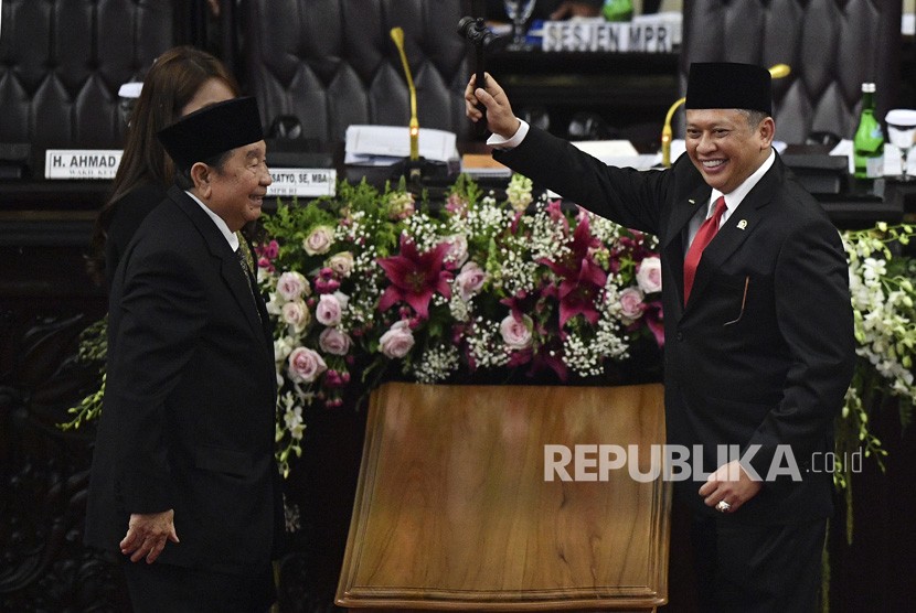 Ketua MPR Bambang Soesatyo (kanan) mengangkat palu sidang disaksikan pimpinan sementara MPR Abdul Wahab Dalimunte (kedua kiri) dan Hillary Brigitta Lasut (kiri) usai pelantikan pimpinan MPR periode 2019-2024 di ruang rapat Paripurna MPR, Kompleks Parlemen, Senayan, Jakarta, Kamis (3/10/2019).