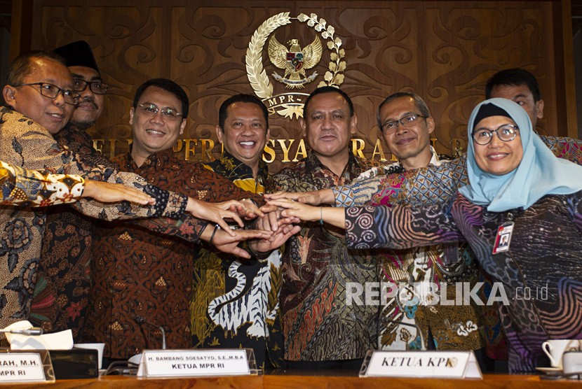 Ketua MPR Bambang Soesatyo (keempat kiri) didampingi Wakil Ketua MPR (dari kiri) Arsul Sani, Jazilul Fawaid dan Ahmad Basarah bertumpu tangan bersama dengan Ketua KPK Firli Bahuri (ketiga kanan), Wakil Ketua KPK Alexander Marwata (kedua kanan) dan Lili Pintauli Siregar (kanan) usai melakukan pertemuan di Kompleks Parlemen, Senayan, Jakarta, Selasa (14/1/2020).