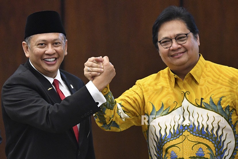 Ketua MPR Bambang Soesatyo (kiri) berjabat tangan dengan Ketua Umum Partai Golkar Airlangga Hartarto (kanan) saat menghadiri pelantikan pimpinan MPR periode 2019-2024 di ruang rapat Paripurna, Kompleks Parlemen, Senayan, Jakarta, Kamis (3/10/2019).