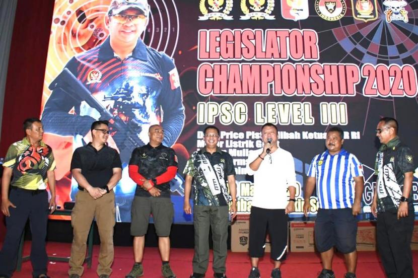 Ketua MPR Bambang Soesatyo memberi hadiah pistol dan motor listrik lewat kuis empat pilar di kejuaran menembak Legislator Championship 2020.