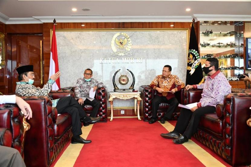 Ketua MPR Bambang Soesatyo menerima Ketua KY Jaja Ahmad Jayus, Ketua DKPP Muhammad, dan anggota DPD RI Jimly Asshiddiqie, di Ruang Kerja Ketua MPR RI, Jakarta, Selasa (11/8).