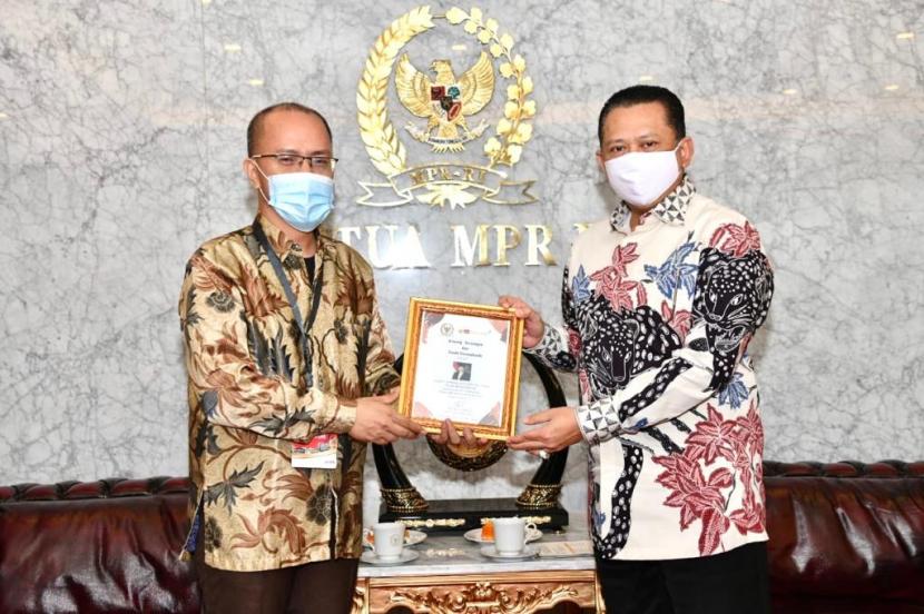 Ketua MPR Bambang Soesatyo menerima Komunitas Wartawan dan Netizen Indonesia (KAWAN NESIA), di Ruang Kerja Ketua MPR RI, Jakarta, Rabu (21/10).