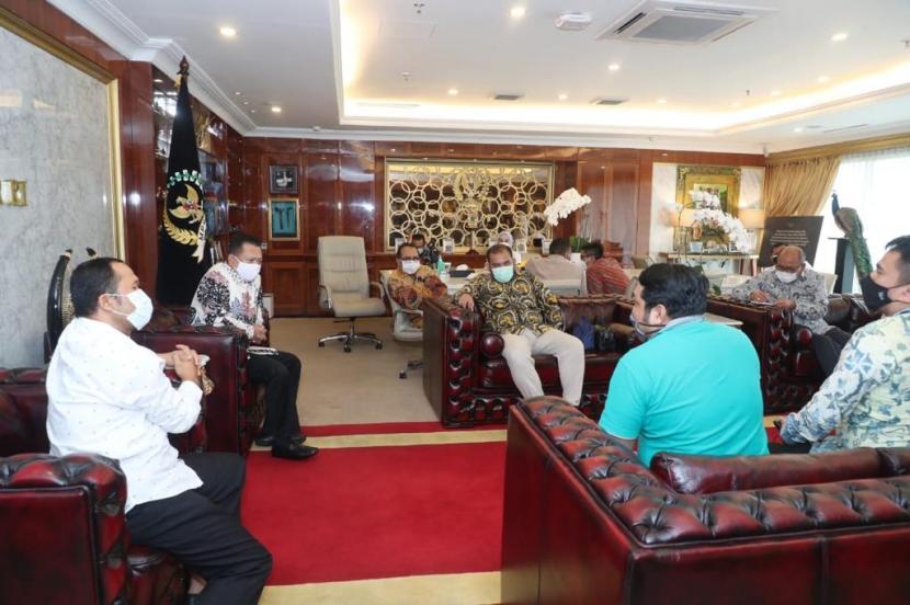 Ketua MPR Bambang Soesatyo menerima Perkumpulan Pemuda Indonesia, di Ruang Kerja Ketua MPR RI, Jakarta, Senin (12/10).