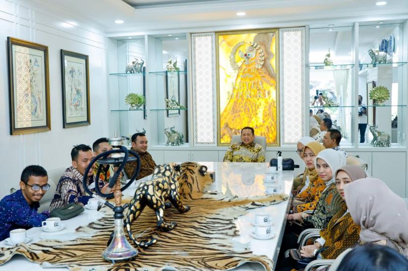 Ketua MPR Bambang Soesatyo menerima tamu di meja yang terbuat dari awetan kulit harimau.
