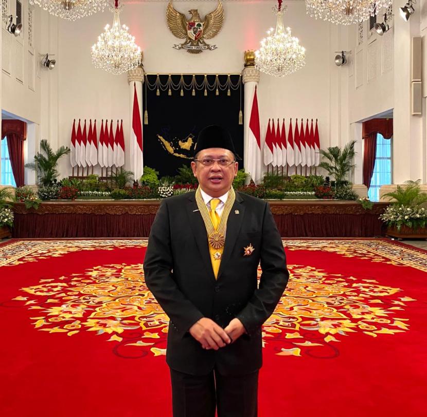 Ketua MPR Bambang Soesatyo menerima tanda jasa dari Presiden Joko Widodo atas jasanya kala menjadi Ketua DPR 2017-2019.