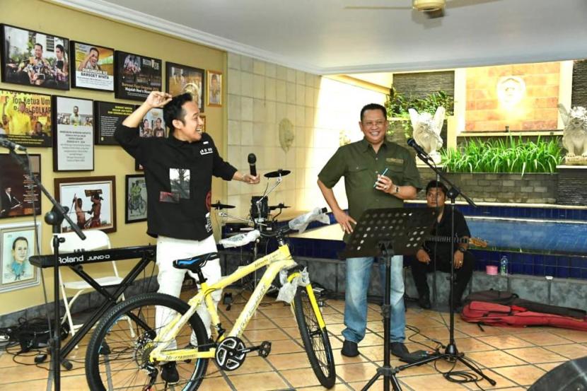 Ketua MPR Bambang Soesatyo mengadakan acara give away setiap minggu, untuk lebih mendekatkan diri kepada para warganet (netizen) yang menjadi followers Instagram @bambang.soesatyo dan subscriber Youtube Bamsoet Channel.