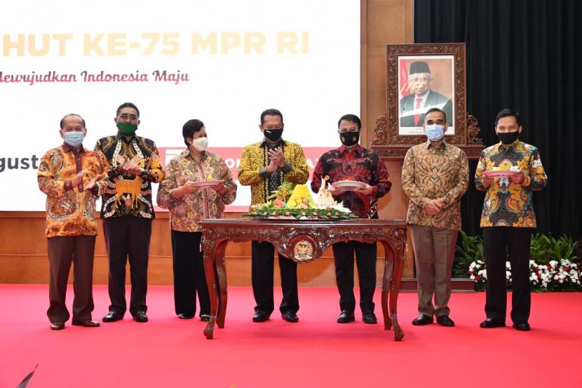 Ketua MPR Bambang Soesatyo mengungkapkan MPR akan merekomendasikan kepada Komisi Pemilihan Umum agar naskah visi misi calon gubernur, bupati, walikota, yang akan berkontestasi dalam Pilkada Serentak pada Desember 2020 adalah bagian tak terpisahkan dari visi misi Negara Kesatuan Republik Indonesia.