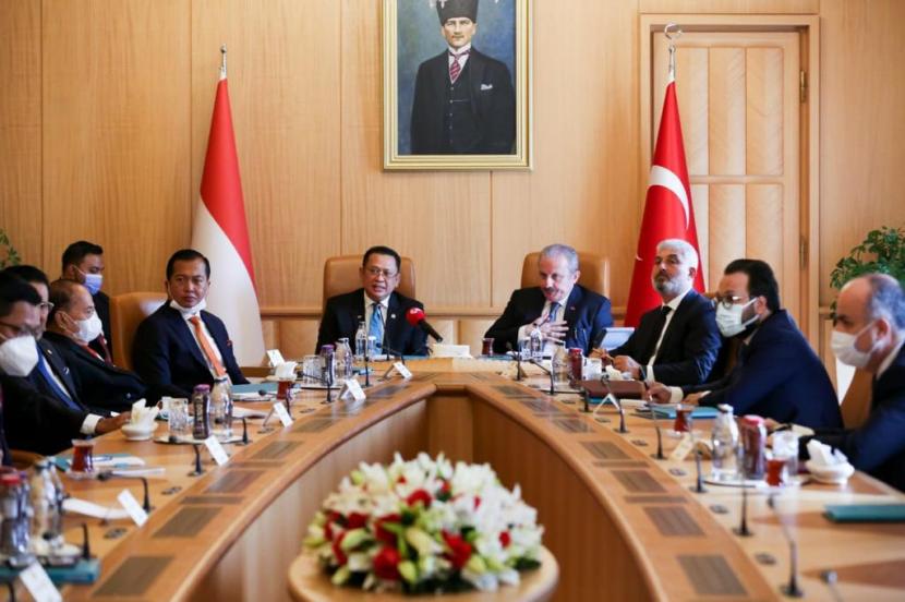 Ketua MPR Bambang Soesatyo  saat bertemu Ketua Majelis Agung Nasional Turki, H.E. Mr. Mustafa Sentop, di Ankara, Turki, Selasa (3/11)
