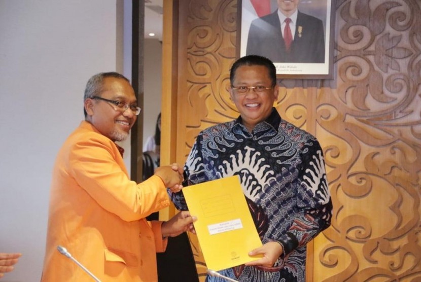 Ketua MPR Bambang Soesatyo saat menerima Forum Dekan Ilmu-Ilmu Sosial Perguruan Tinggi Negeri se-Indonesia, di Ruang Kerja Ketua MPR, Kompleks Parlemen, Jakarta, Senin (7/10).