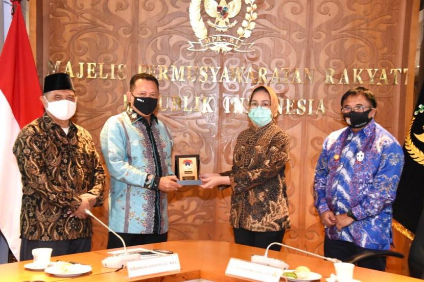 Ketua MPR Bambang Soesatyo saat Sosialisasi 4 Pilar MPR RI sekaligus penandatanganan MoU dengan APEKSI, di Ruang Kerja Ketua MPR RI, Jakarta, Senin (14/9)