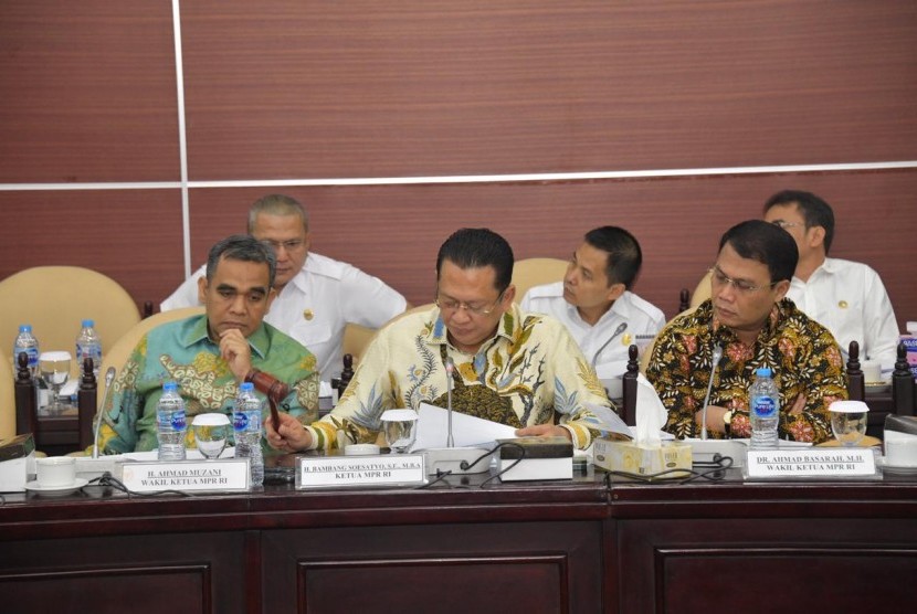 Ketua MPR Bambang Soesatyo (tengah).