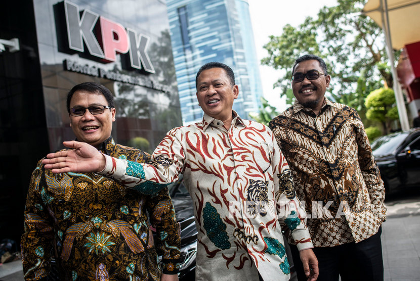 Ketua MPR Bambang Soesatyo (tengah) bersama Wakil Ketua Ahmad Basarah (kiri) dan Jazilul Fawaid (kanan) berbincang saat melakukan kunjungan di Gedung KPK, Jakarta, Senin (9/3/2020).(Antara/Aprillio Akbar)