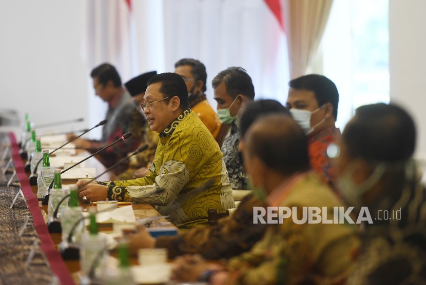 Ketua MPR Bambang Soesatyo (tengah) memberikan sambutan saat pertemuan dengan Presiden Joko Widodo di Istana Bogor, Jawa Barat, Rabu (8/7/2020). Pertemuan tersebut membahas sejumlah isu-isu kebangsaan. 