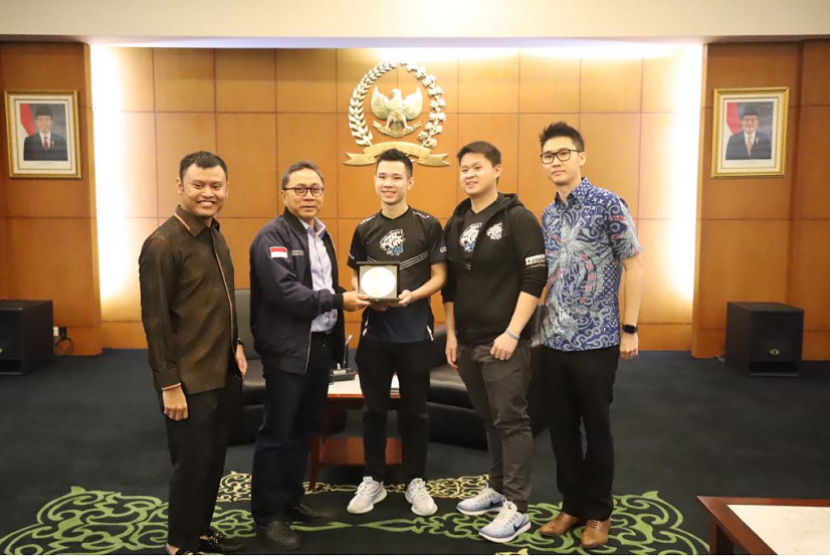 Ketua MPR bersama komunitas Mobile Legends yang diundang ke Gedung MPR Jakarta.