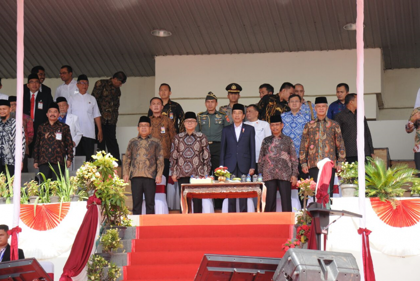 Ketua MPR bersama Presiden Joko Widodo, ensesneg Pratikno, Gubernur Jawa Tengah Ganjar Pranowo menghadiri Silatnas MTA di Solo. 
