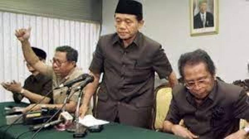 Ketua MPR Harmoko bersama Pemimpin lainnya kala mengumumkan permintaan pengunduran diri Suharto pada Mei 1998.