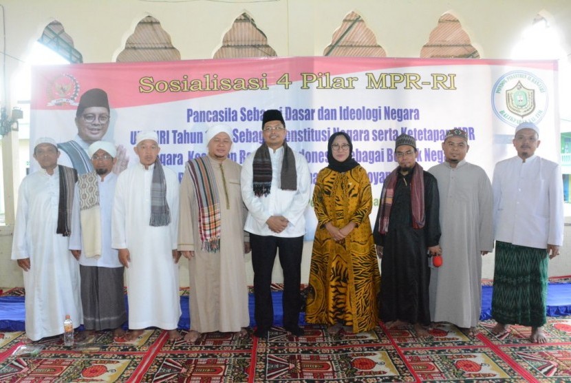 Ketua MPR Mahyudin dan Anggota MPR dari Fraksi Partai Golkar Heti Latifah ke Pondok Pesantren Al Banjari, Balikpapan, Kalimantan Timur, Sabtu (19/5). 