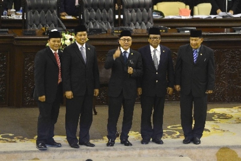 Ketua MPR periode 2014-2019, Zulkifli Hasan (tengah) bersama empat wakil ketua MPR.
