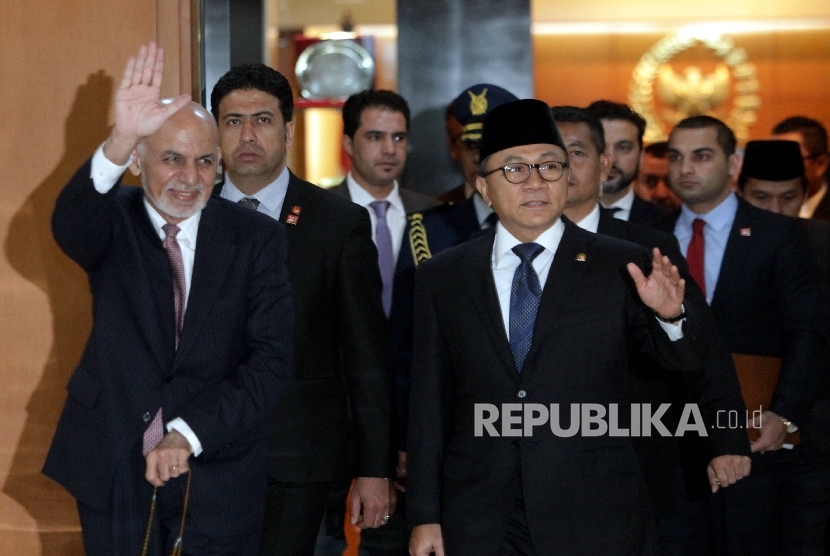 Ketua MPR Republik Indonesia, Zulkifli Hasan (kanan) menerima kunjungan Presiden Afganistan Mohammad Ashraf Ghani (kiri) di Kompleks Parlemen, Senayan, Jakarta, Kamis (5/4).