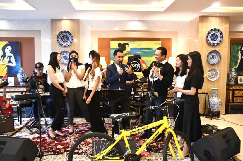 Ketua MPR RI Bambang Soesatyo bagi-bagi hadiah untuk para followersnya di Instagram dan Youtube.