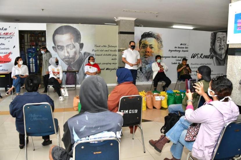 Ketua MPR RI Bambang Soesatyo (Bamsoet) bersama Badan Pembinaan Ideologi Pancasila (BPIP) serta organisasi kemasyarakatan Gerakan Keadilan Bangun Solidaritas (GERAK BS) dan Relawan 4 Pilar menyalurkan bantuan untuk para pekerja seni di Taman Ismail Marzuki.